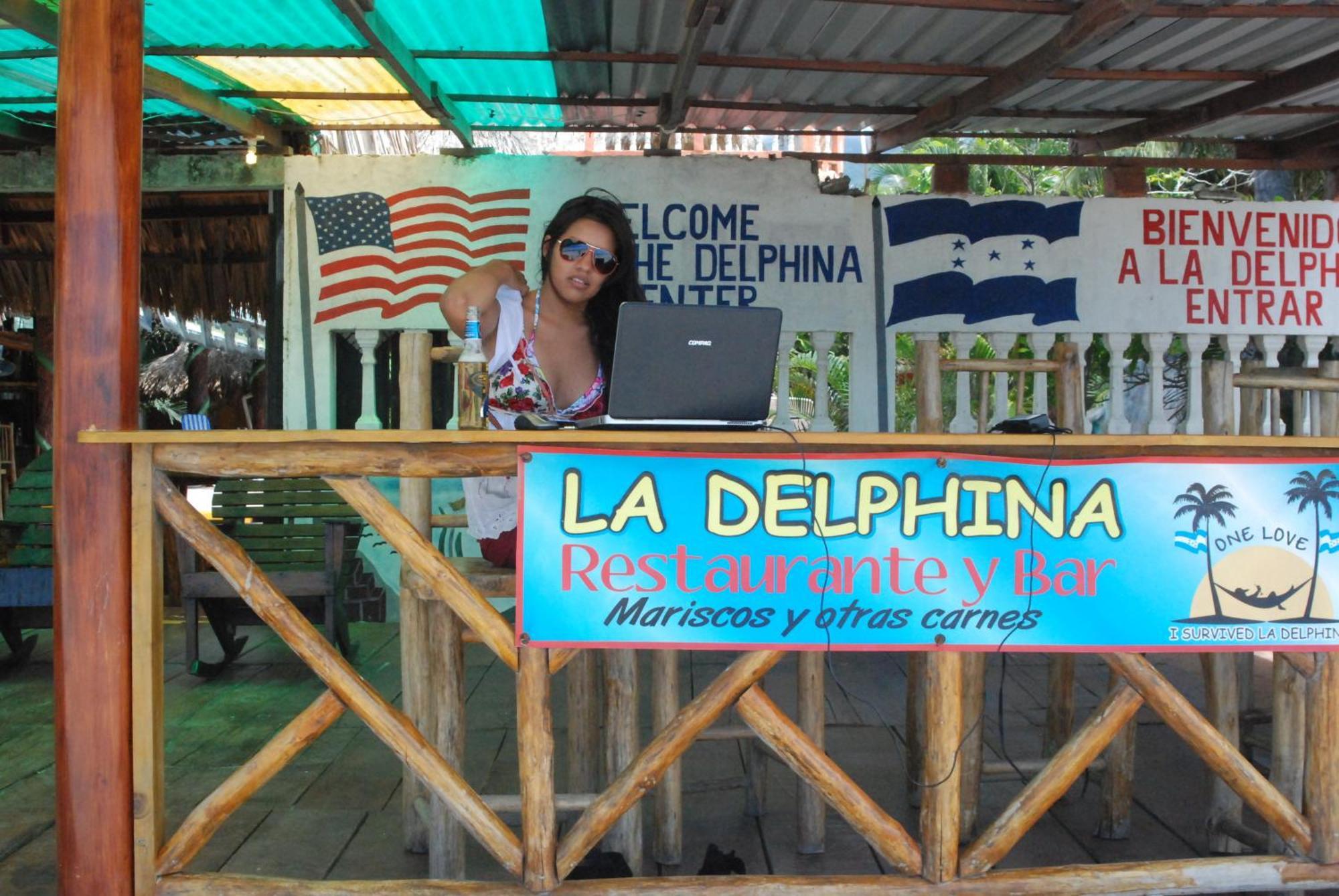 La Delphina Bed And Breakfast Bar And Grill La Ceiba Exterior photo